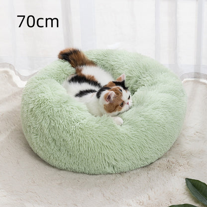 70 cm round pet bed, light green plush with a small cat sleeping inside.