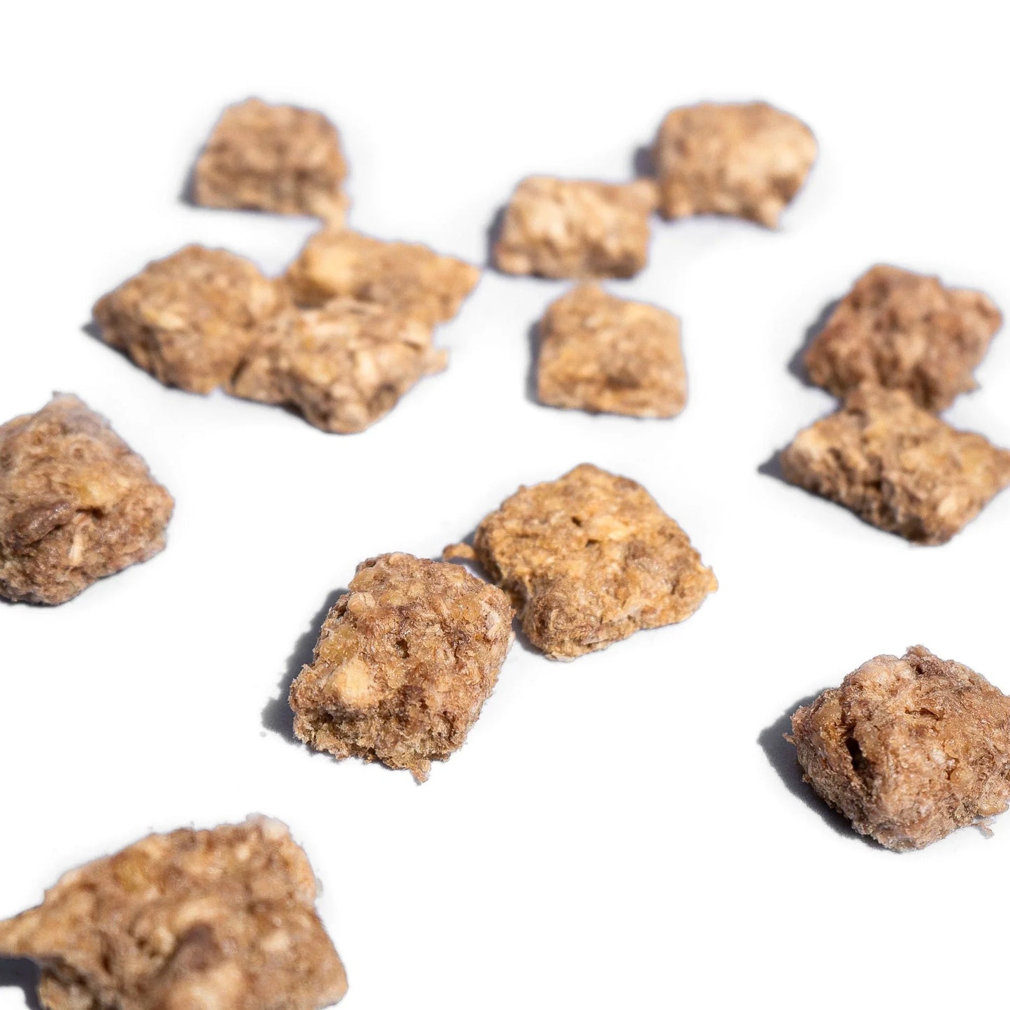 Freeze-dried chicken crisps dog treats, crunchy bite-size pieces