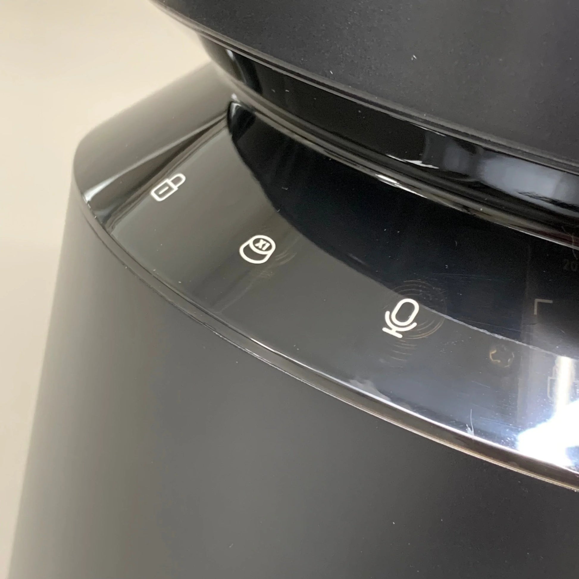Black feeder top with control icons on transparent display window