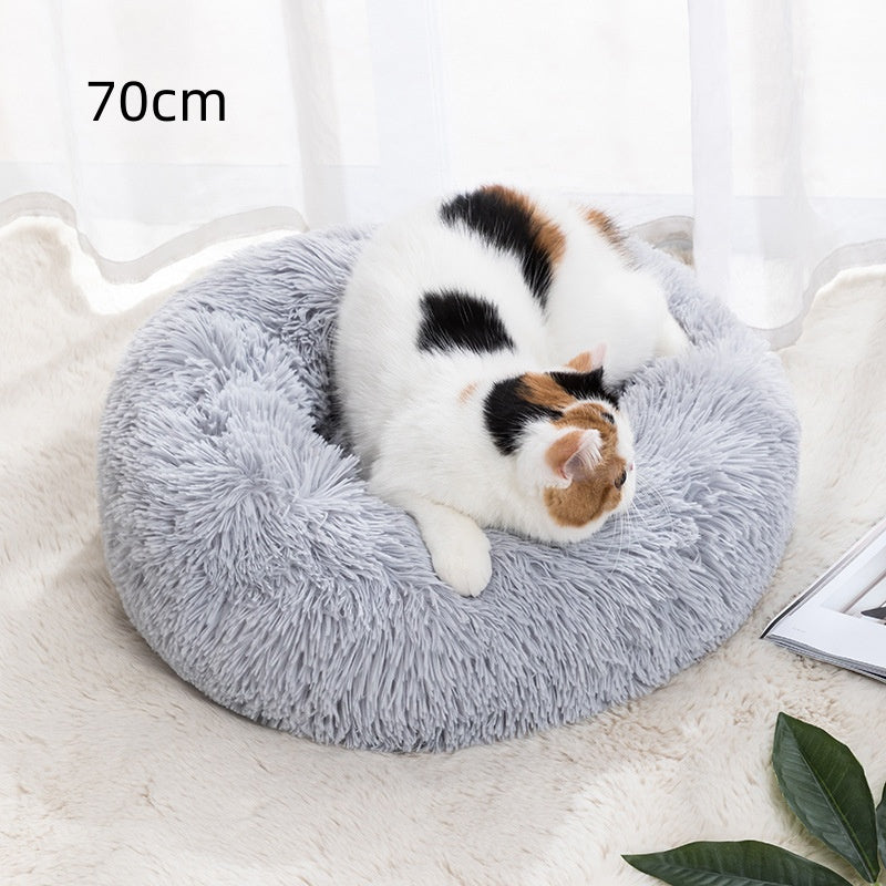 70 cm round pet bed, light gray plush with a small cat sleeping inside.
