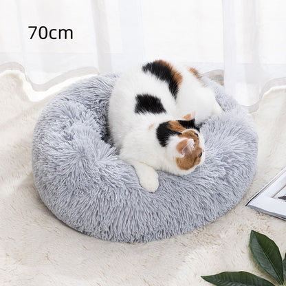 70 cm round pet bed, light gray plush with a small cat sleeping inside.