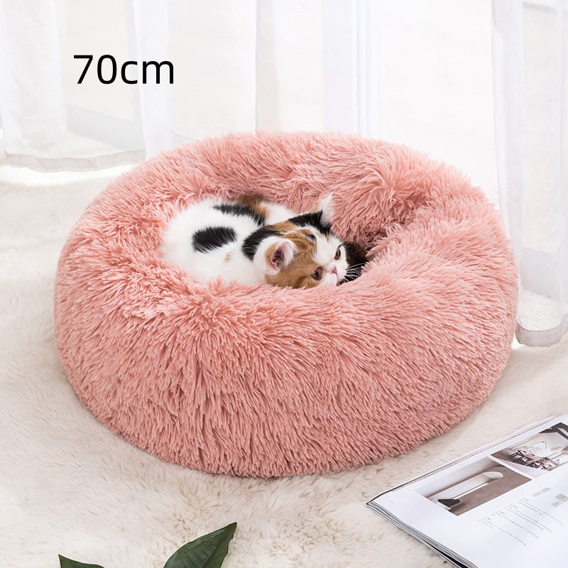 70 cm round pet bed, dusty pink plush with a small cat sleeping inside.