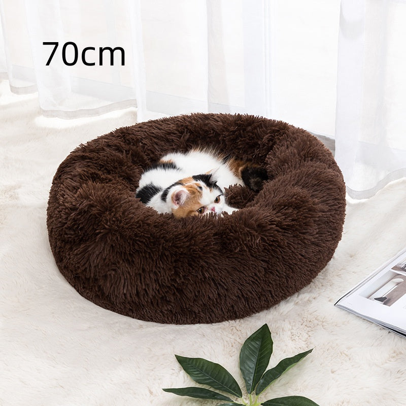 70 cm round pet bed, dark brown plush with a small pet sleeping inside.